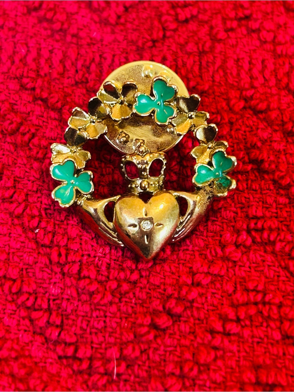 Avon Claddagh Clover Wreath Gold Tone Lapel Pin